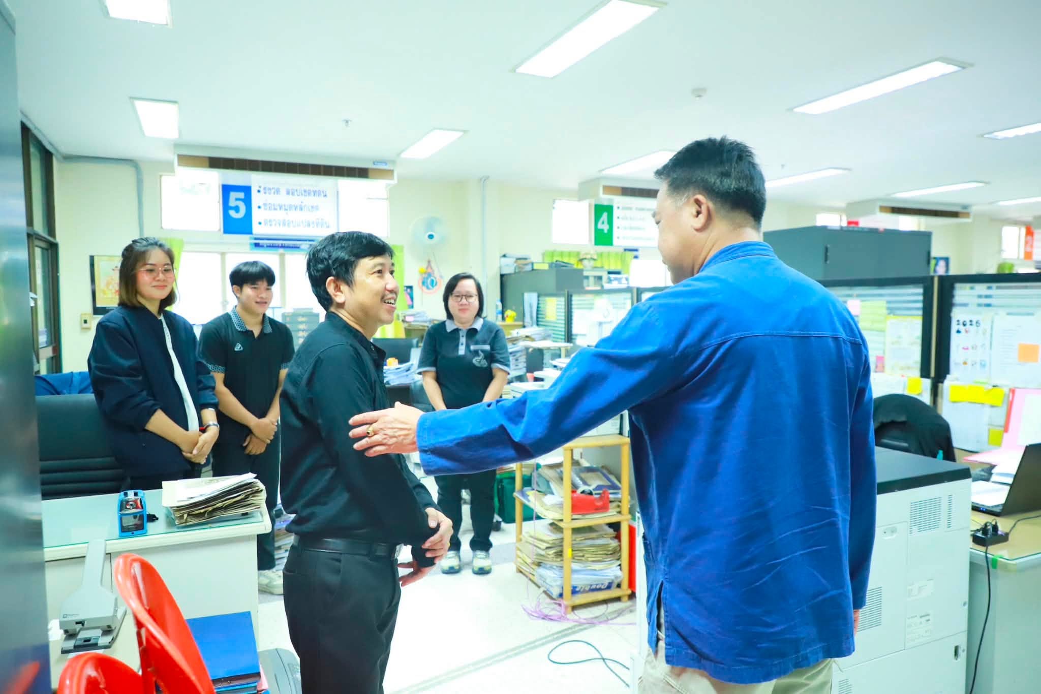 title - รองเลขาธิการ ส.ป.ก. ลงพื้นที่ตรวจเยี่ยม ส.ป.ก.มหาสารคาม พร้อมมอบโฉนดเพื่อการเกษตรให้แก่เกษตรกร